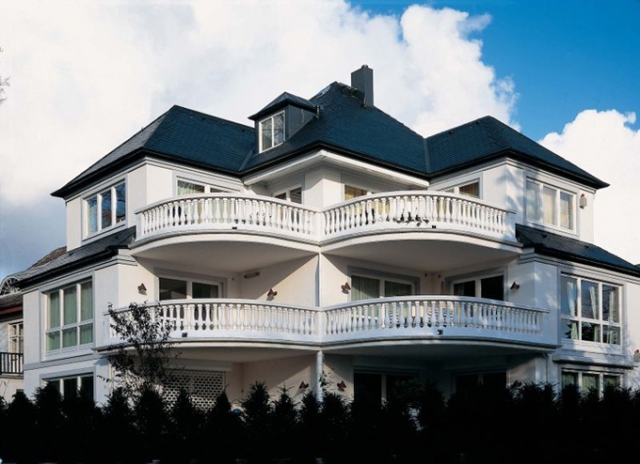 Deutsche-Politik-News.de | Exklusive Optik: Mit anmutigen Leichtbalustraden im mediterranen Stil wirkt das Haus wie eine Villa.