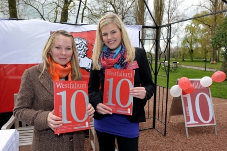 Deutsche-Politik-News.de | 10 Jahre „Die schnsten Seiten Westfalens“: Rund 120 Gste feierten am 19. April das Jubilum der Zeitschrift Westfalium. Die Westfalium-Mitarbeiterinnen Marina Perevertov und Kristin Bertels mit der Jubilumsausgabe (v.l.) 