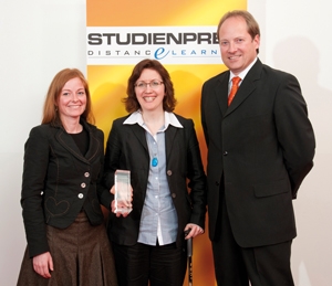 Foren News & Foren Infos & Foren Tipps | Studienpreistrgerin Sara Ptzschel mit Alexandra Pusch, Laudatorin der Fernakademie fr Erwachsenenbildung (l.), und Dr. Martin H. Kurz, Prsident des Forum DistancE-Learning (r.)