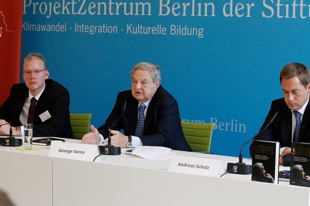 Deutsche-Politik-News.de | George Soros mit Verlagsleiter Sebastian Grebe und Moderator Andreas Scholz