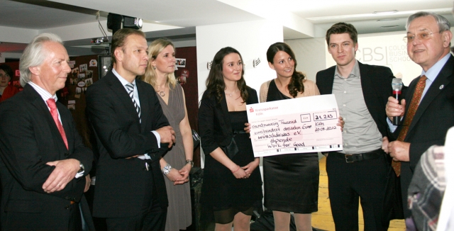 finanzierung-247.de - News, Infos & Tipps | CBS-Work for Good Team �berreicht w�nschdirwas Vorstand Franz Stute den Spendenscheck