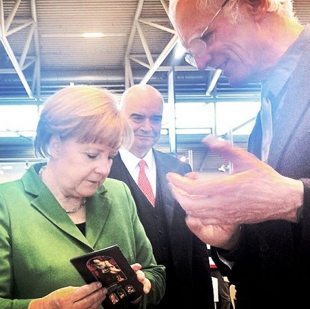 Deutsche-Politik-News.de | Bundeskanzlerin Angela Merkel informiert sich auf dem Stand der Derix Glasstudios