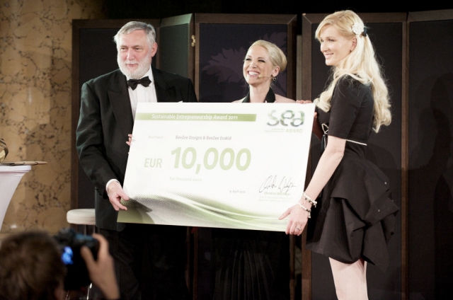 Deutsche-Politik-News.de | Der Juryvorsitzende Dr. Franz Fischler und sea-Grnderin Christina Weidinger mit Bianca Zvorc (von links), Grnderin des slowenischen Unternehmens BeeZee Designs & BeeZee EcoKid, das mit dem 10.000 Euro dotierten Jurypreis geehrt wurde. 