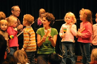 Deutsche-Politik-News.de | Mitgrnderin Uta Sailer geht als Moderatorin mit den Kinder in den mini.musik Konzerte auf Entdeckungsreise