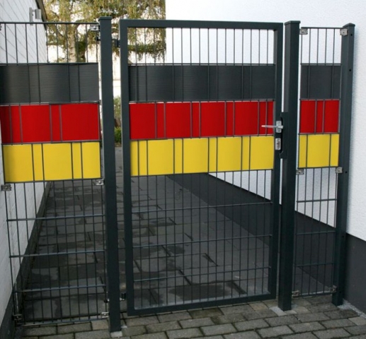 Deutsche-Politik-News.de | PVC-Streifen in den Farben Schwarz, Rot, Gelb