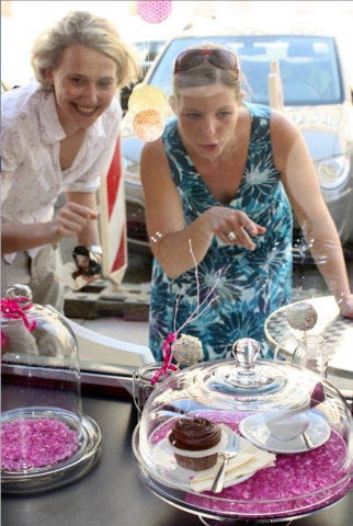 Auto News | eat-the-world-Chefin Elke Freimuth (links) luft bereits beim Blick ins Schaufenster das Wasser im Munde zusammen - auf der eat-the-world-Stadtteiltour in Leipzig. Foto: eat-the-world.com