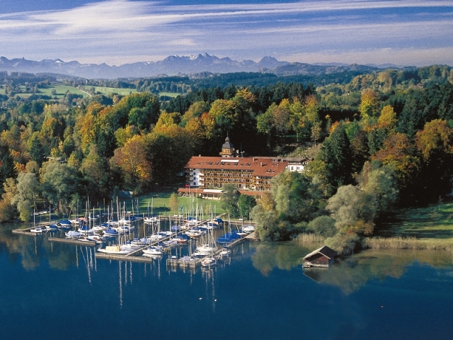 News - Central: Luftaufnahme Yachthotel Chiemsee in Prien am Chiemsee