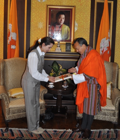 Deutsche-Politik-News.de | Schmbergs Brgermeisterin Bettina Mettler (li.) mit Bhutans Premierminister Thinley (re.)