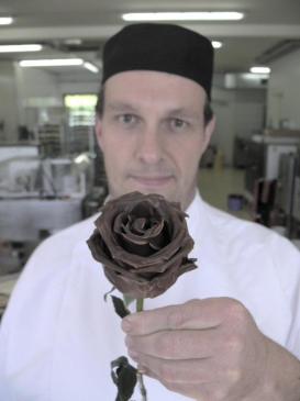 Landwirtschaft News & Agrarwirtschaft News @ Agrar-Center.de | Eine echte Rose mit hochwertigster Schokolade überzogen - ein edles Geschenk und eine Weltprämiere