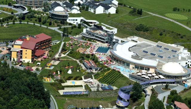 Deutsche-Politik-News.de | Therme Stegersbach mit dem 4Stern Thermenhotel PuchasPlus (links)