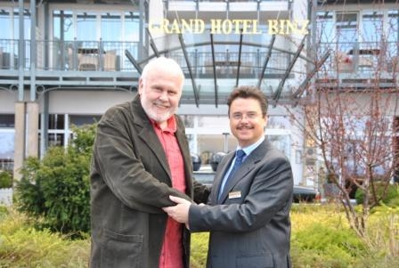 Thueringen-Infos.de - Thringen Infos & Thringen Tipps | Gnther Emmerlich vor dem Grand Hotel Binz 