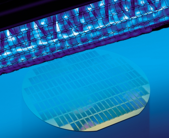 Auto News | Leistungsstarke Excimer-Strahler sind ideale UV-Quellen zur Aktivierung von Oberflchen, wie hier bei einem Wafer