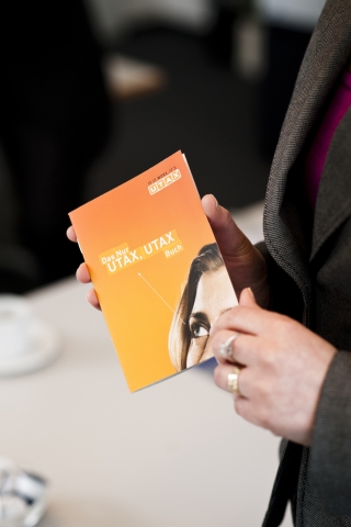 Deutsche-Politik-News.de | Zentrales Element der neuen integrierten Imagekampagne ist das „Nur UTAX UTAX Buch“. Es enthlt aktuelle Praxistipps aus unterschiedlichsten Branchen, wie kleine und mittelstndische Unternehmen ihre Output-Infrastruktur optimieren knnen. 