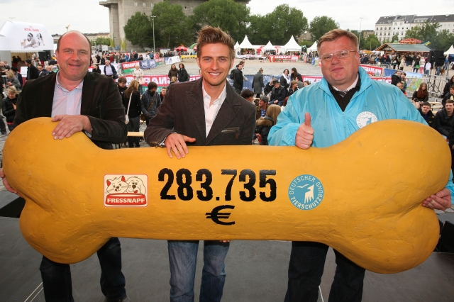 Europa-247.de - Europa Infos & Europa Tipps |  Beim FRESSNAPF-Hundefest „St. Wauli“ bergab Unternehmenssprecher Achim Schtz (links) die immense Spende von 283.735 Euro an Thomas Schrder (rechts), Prsident des Deutschen Tierschutzbund, im Beisein von Schauspieler Jrn Schlnvoigt (MItte).