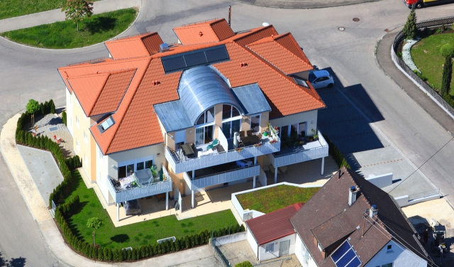 Deutsche-Politik-News.de | Im Jahr 2011 realisierte unter anderem den Neubau des Mehrfamilienhauses mit acht Wohneinheiten am Falkenplatz 1 in Herbrechtingen. Foto: Geyer Luftbild