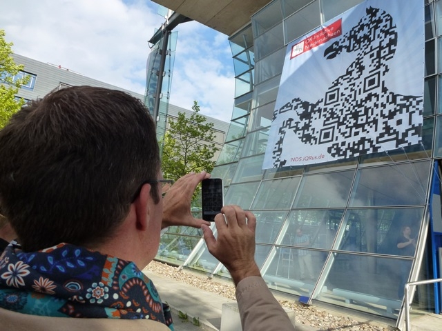 Handy News @ Handy-Info-123.de | Spaziergnger scannt auf dem Expo-Gelnde einen QR-Code im Niedersachsenross