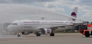 Koeln-News.Info - Kln Infos & Kln Tipps | Wassertaufe der WOW FORCE ONE am Flughafen Stuttgart