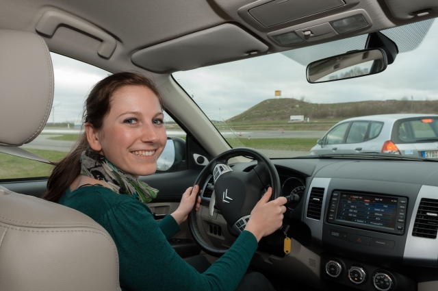 Auto News | Lilli (22) aus Lneburg lernt beim ADAC PKW-Junge-Fahrer-Training, Herausforderungen im Verkehrsalltag souvern zu meistern.