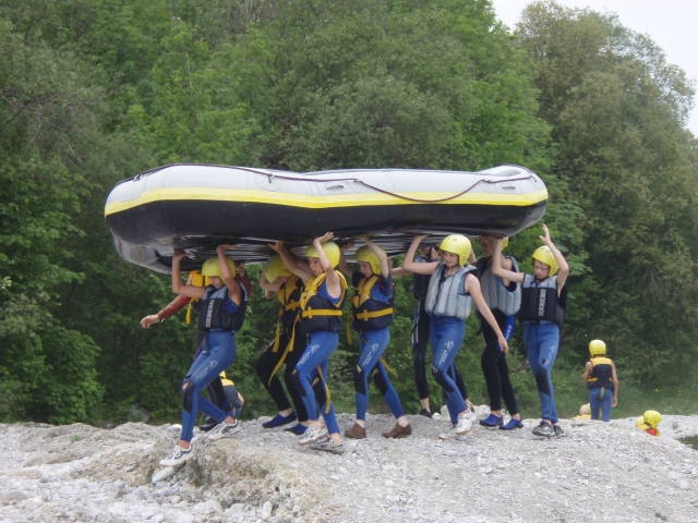 Auto News | In Teamarbeit wird das Boot zur Isar getragen.