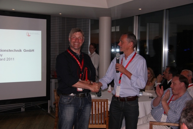 Hamburg-News.NET - Hamburg Infos & Hamburg Tipps | Michael Haas (rechts) berreicht Tom Nemitz von Wick Hill den begehrten „Excellence Award“