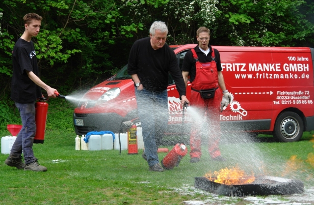 Auto News | Mit einem praxisbezogenen Notfall- und Brandschutz-Kurs wurde das Betreuungspersonal der vier Dsseldorfer Abenteuerspielpltze auf den Ernstfall vorbereitetet