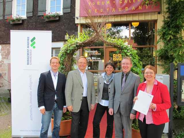 Hotel Infos & Hotel News @ Hotel-Info-24/7.de | Baiersbronns Tourismusdirektor Patrick Schreib (1.v.l.), Waldknechtshof-Inhaber Dr. Gernot und Christine Marquardt (2.+3.v.l.) sowie Baiersbronns 1. Brgermeister Michael Ruf (2.v.r.) und die Akademie-Leiterin Elke Schnborn (1.v.r.) freuen sich ber die 
