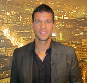 Deutsche-Politik-News.de | Star-Kicker Michael Ballack geht fr KLAFS in die Sauna. Der Ex-Kapitn der deutschen Fußball-Nationalmannschaft wirbt ab Mai 2012 in einer Werbe- und TV-Kampagne fr den Weltmarktfhrer fr Sauna & Spa, die KLAFS GmbH & Co. KG.