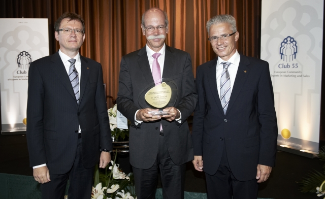 Auto News | Club 55-Vizeprsident Wolf Hirschmann (li.) und Prsident Rudolf Obrecht (re.) gratulieren Dr. Dieter Zetsche zum  AWARD OF EXCELLENCE 2012 (Foto: Doris Kuert)
