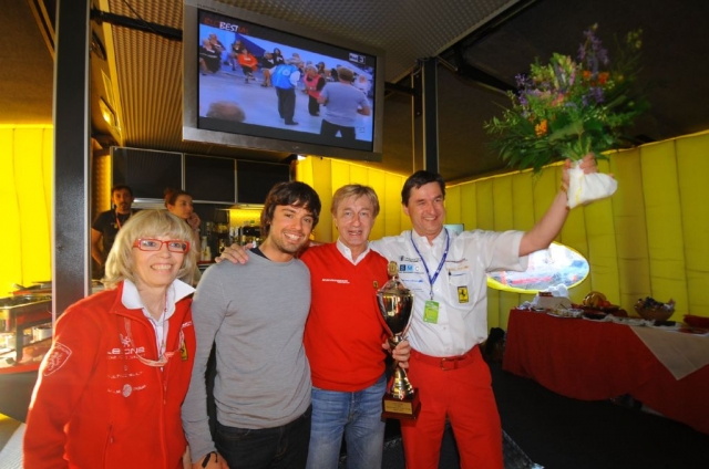 Auto News | Sponsoring-Jubilar Rolf Leube (re) mit Ferrari-Rennfahrer Freddy Kremer (Mitte), Rennstallbesitzer Ronnie Kessel und Marghitta Nachtigall (Kremer Racing Organisation, PR & Events)