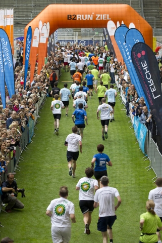 Sport-News-123.de | B2RUN Dortmund: Zieleinlauf in die grßte deutsche Fußballarena. Foto: B2RUN.