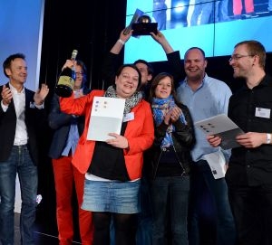 Deutsche-Politik-News.de | Die glcklichen Gewinner des FAMAB DAVID AWARD 2012 lassen sich feiern