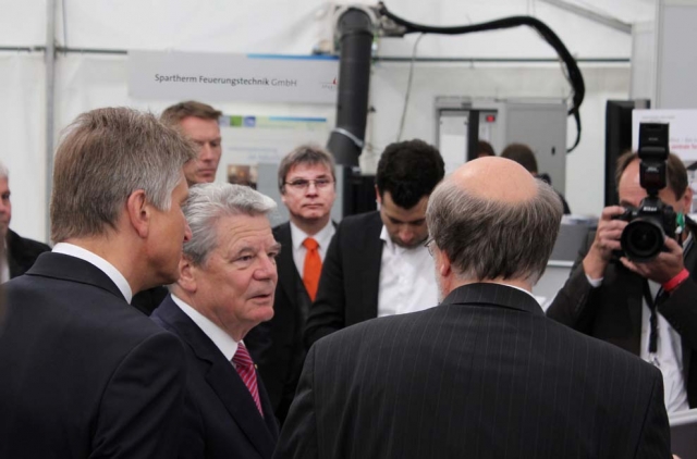 Europa-247.de - Europa Infos & Europa Tipps | Bundesprsident Joachim Gauck auf der „Woche der Umwelt“ bei SPARTHERM; Dr. Volker Schmatloch in der Bildmitte im Hintergrund