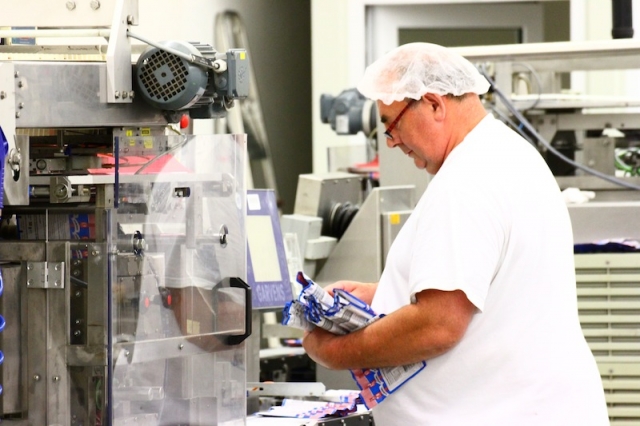 Deutsche-Politik-News.de | In Tschechien verpackt Noerpel die Halbfabrikate von Ospelt mithilfe seiner neuen Maschinen und unter Einhaltung der strengen Hygienevorschriften.