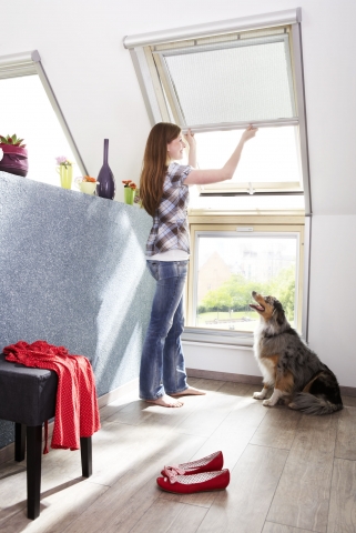 Hamburg-News.NET - Hamburg Infos & Hamburg Tipps | Vor Insekten geschtzt und trotzdem viel Licht und Luft im Raum – mit dem Insektenschutz-Rollo von VELUX kann man den Sommer entspannt genießen .