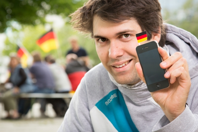 Deutsche-Politik-News.de | Produktdesignstudent Christopher Camillo Czichy peilt mit seiner Erfindung, einer kleinen Deutschland-Flagge fr das Handy ( http://microflag.me ), die erste Million an.
