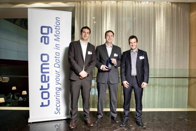 Europa-247.de - Europa Infos & Europa Tipps | Robert A. Bertschinger, VP Sales & Alliances Totemo (li.), und Claudio Pettannice, Channel Manager Totemo (re.), berreichen Mario Emig, Head of Information Security, Business Development bei Controlware, den Award „TrustDEX Business Partner of the Year 2