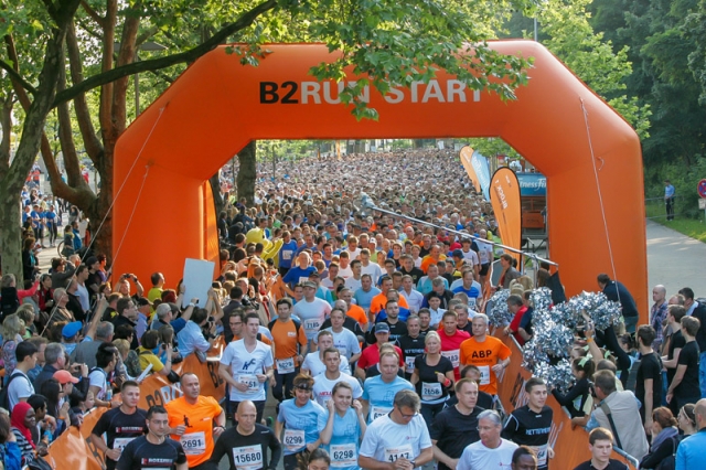 Deutsche-Politik-News.de | 7.500 Lufer machten sich auf den Weg zum dritten B2RUN Dortmund