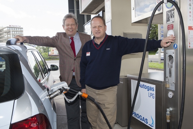 Autogas / LPG / Flssiggas | Pchter Achim Hnsel (rechts) und PROGAS-Verkaufsleiter Hubertus Thyssen informierten bei der Erffnung der Autogas-Tankstelle in Dsseldorf ber die Vorteile von Autogas. Foto: PROGAS. 