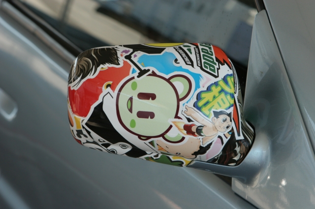 Auto News | Seitenspiegel mit Sticker Bomb Folie