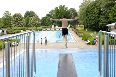 Deutsche-Politik-News.de | Bevor man ins Wasser springt, muss man ganz genau hinschauen, doch auch ein Schwimmer muss aufpassen.  Foto: HUK-COBURG