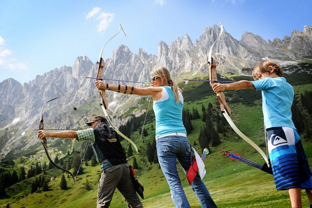 Deutsche-Politik-News.de | In der Region Hochknig erwarten Familien spannende Abenteuer wie beispielsweise Bogenparcours oder Klettergrten