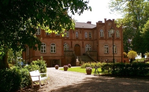 News - Central: Herrenhaus des im 13. Jahrhundert erstmalig erwhnten Gut Grtz.