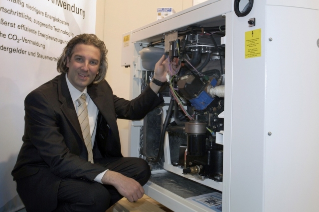 Hamburg-News.NET - Hamburg Infos & Hamburg Tipps | André Engelhardt, technischer Experte im Hause PROGAS, prsentiert ein flssiggasbetriebenes BHKW. Foto: PROGAS.