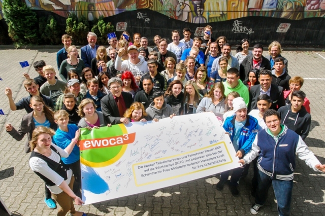 Deutsche-Politik-News.de | Ein ewoca³-Kochbuch wollen sie gemeinsam schreiben: Die rund 100 Jugendlichen aus NRW, die vom 7. Juli bis 26. August 2012 an den zwlf Workcamps im Rahmen des Frderprogramms ewoca³ teilnehmen, trafen sich vor wenigen Tagen in Dsseldorf. Foto: IBB / Pre