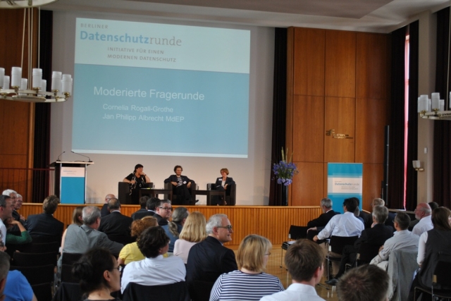 News - Central: Berliner Datenschutzrunde 2012 - Cornelia Rogall-Grothe und Jan Philipp Albrecht in der Diskussion mit ber 200 Teilnehmern zur Reform des europischen Datenschutzrechts