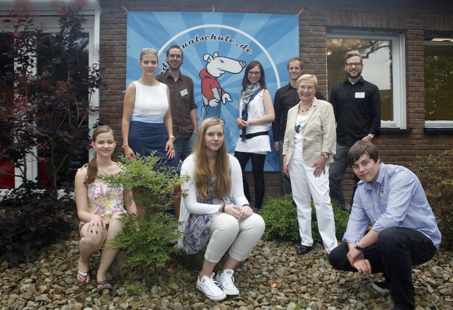 Deutsche-Politik-News.de | Schulleiterin Sarah Lichtenberger (2.v.l.), freut sich gemeinsam mit den Lehrern sowie einigen Schlern ber das zehnjhrige Bestehen der web-individualschule. Foto: web-individualschule