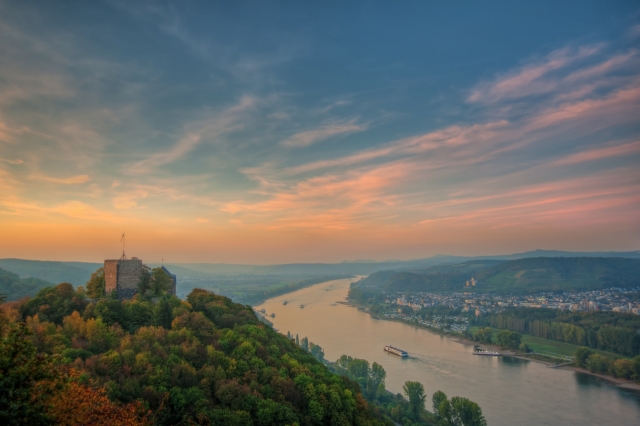 Europa-247.de - Europa Infos & Europa Tipps | Burg Rheineck bei Bad Breisig im milden Abendlicht.  Foto: Andreas Pacek/ideemedia