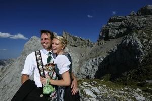 Deutsche-Politik-News.de | Wanderer an der Bergstation der Karwendelbahn in Mittenwald, Bayern - Foto: Wolfgang Ehn