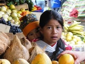 Hotel Infos & Hotel News @ Hotel-Info-24/7.de | Kinder auf dem Markt von Ibarra, Ecuador