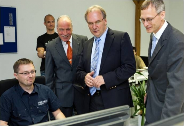 Auto News | Vorstand Kahlert (r.) und Ministerprsident Haseloff (zweiter v.r.)